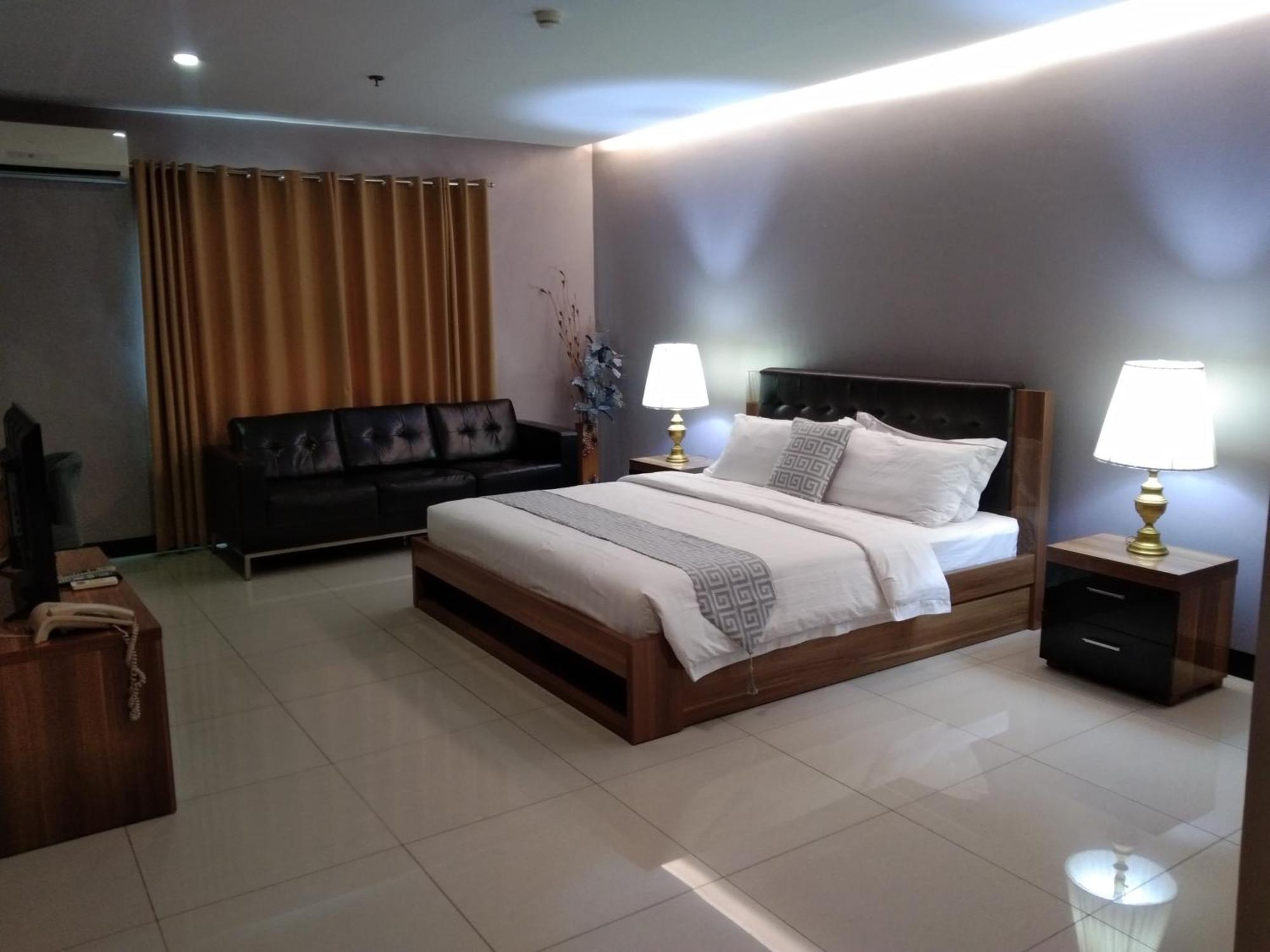 Ybc Grand Hotel Olongapo Buitenkant foto